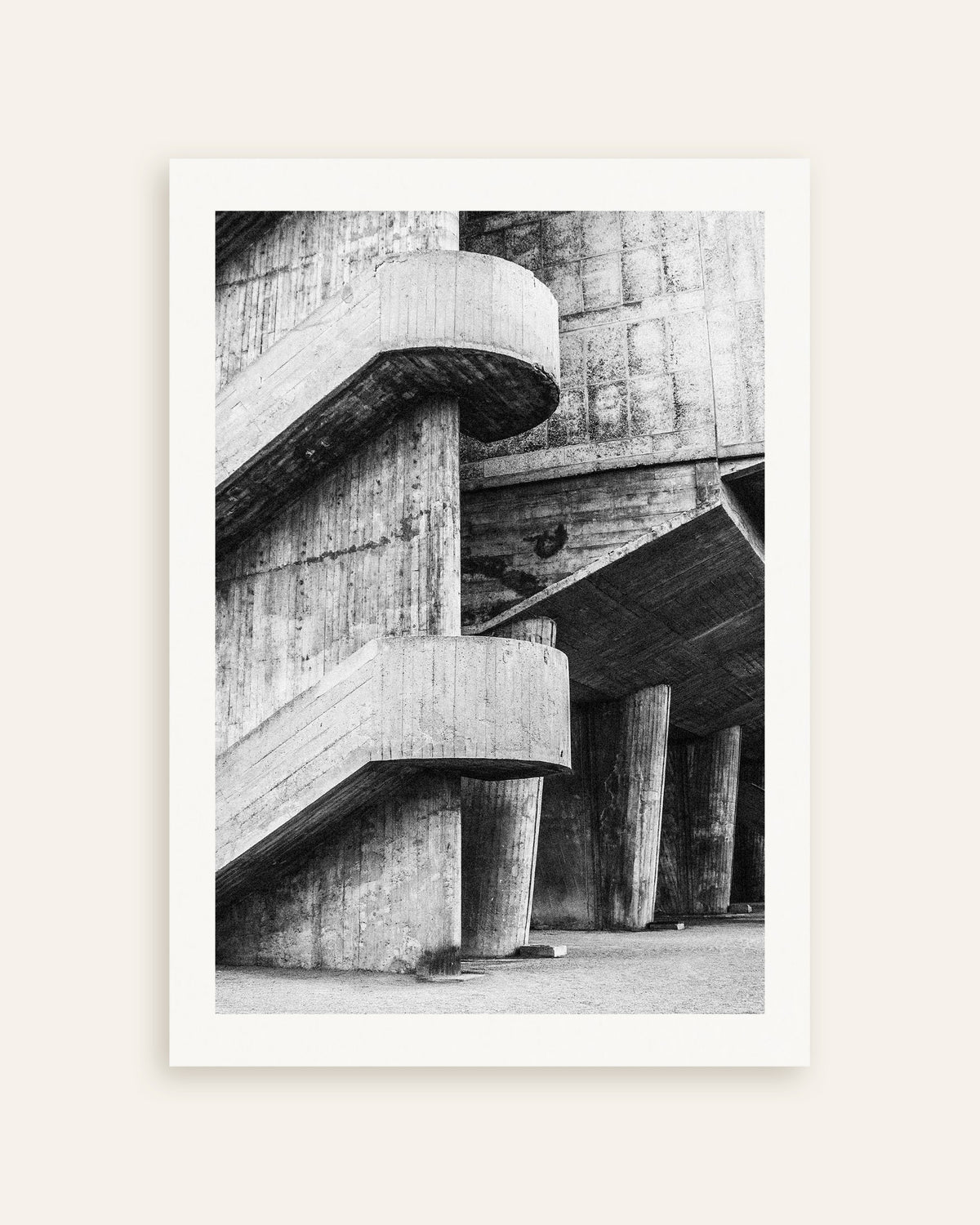 Poster ‘Gebogen hellingen en betonnen zuilen’, miniatuur