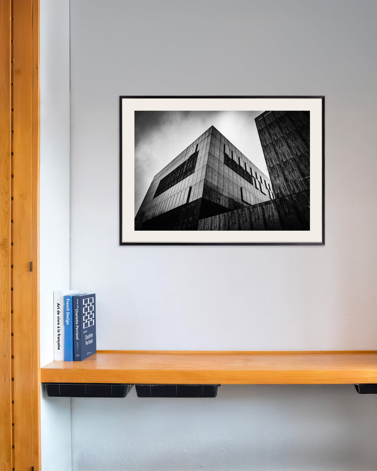 Poster ‘Donker betonnen blok onder de wolken’, met metalen lijst
