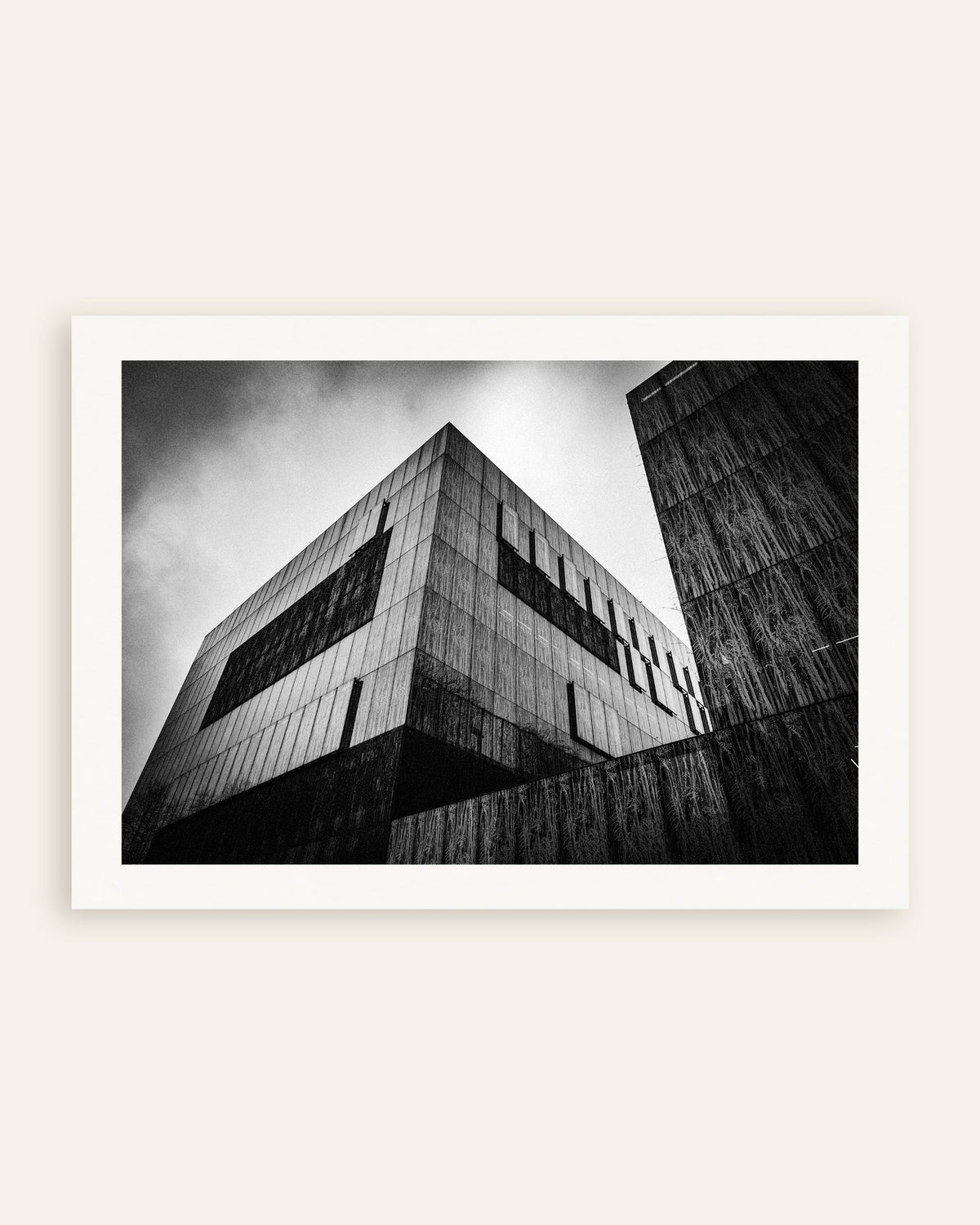 Poster ‘Donker betonnen blok onder de wolken’, miniatuur