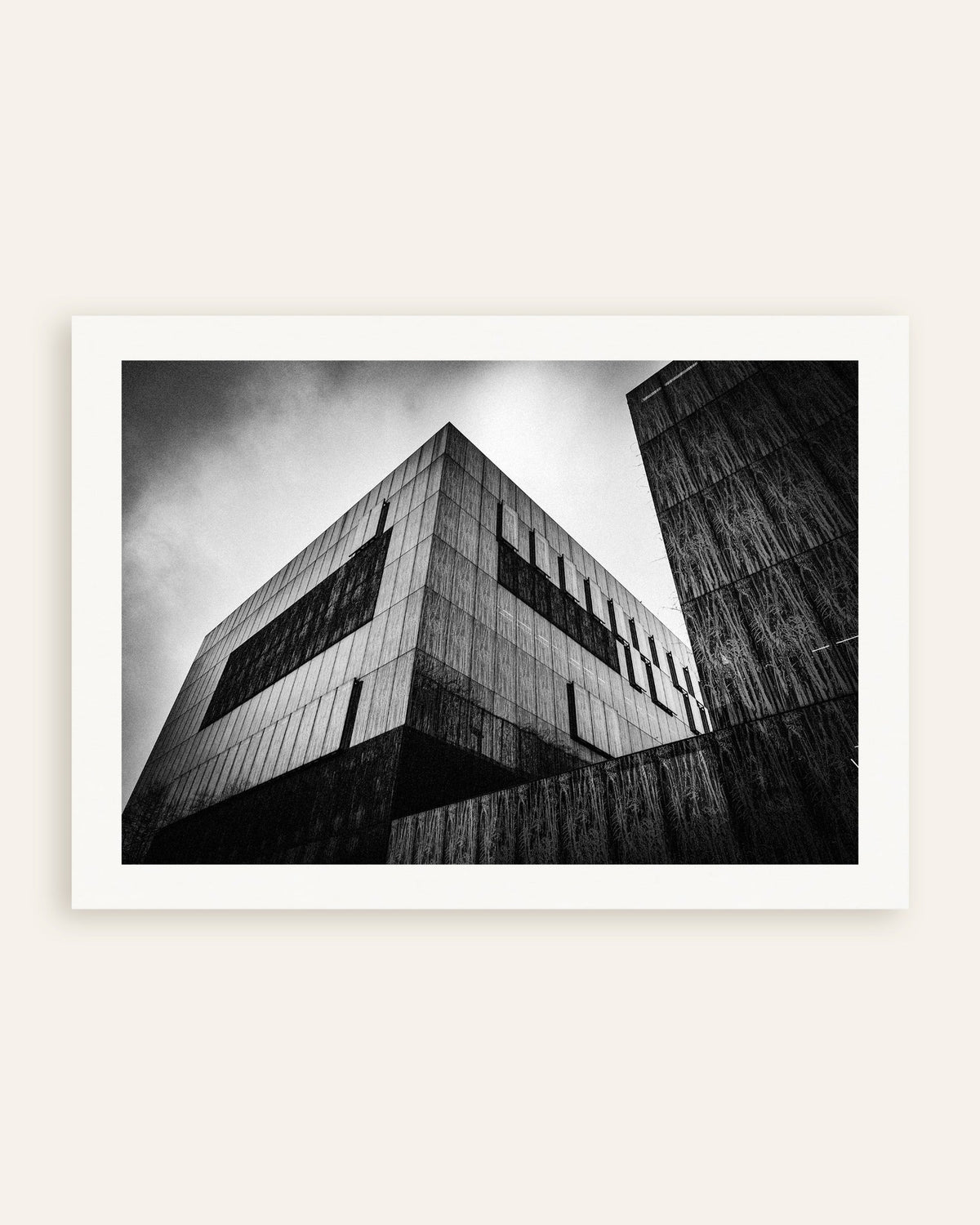 Poster ‘Donker betonnen blok onder de wolken’, miniatuur