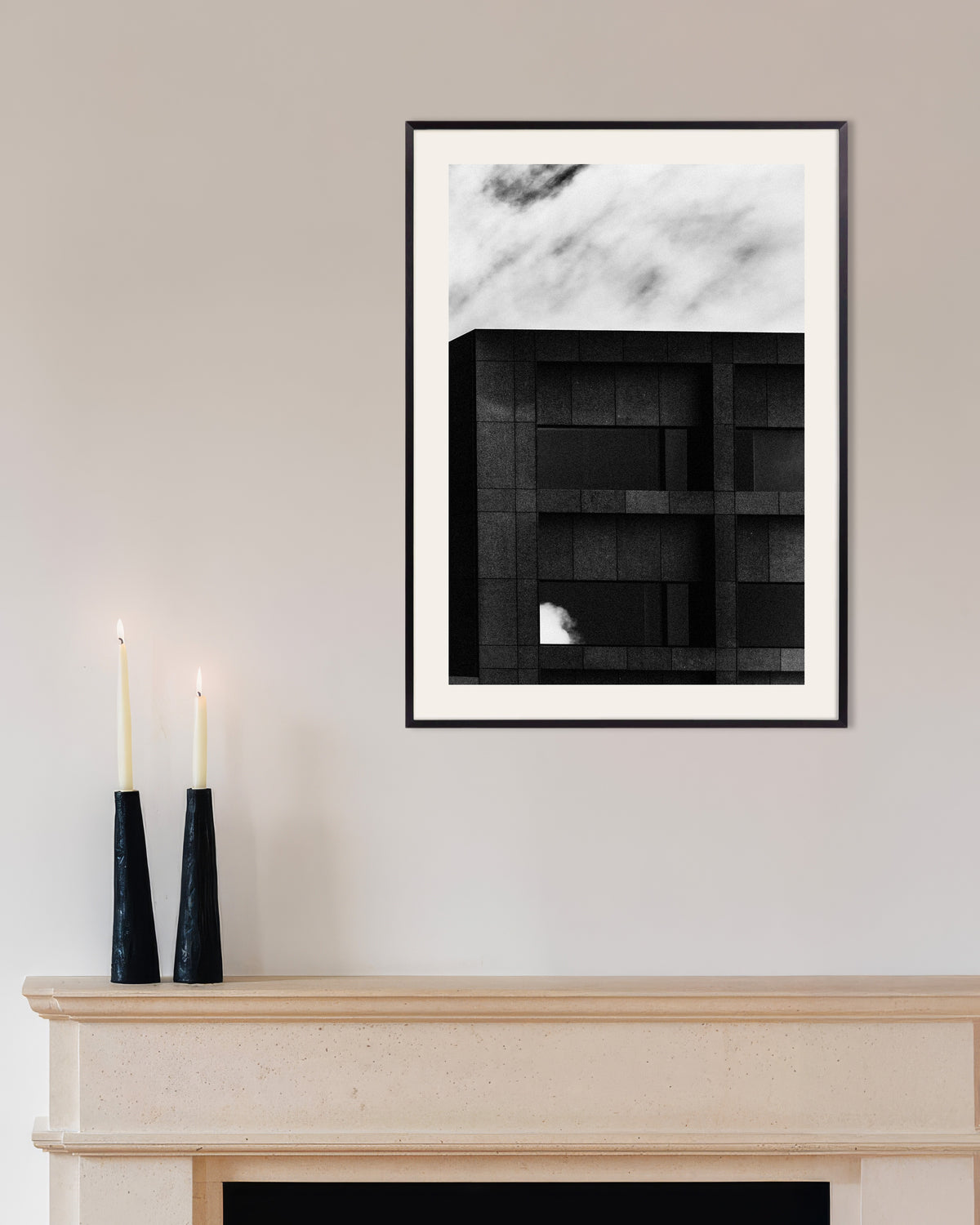 Poster ‘Donkere gevel en voorbijdrijvende wolk’, met metalen lijst