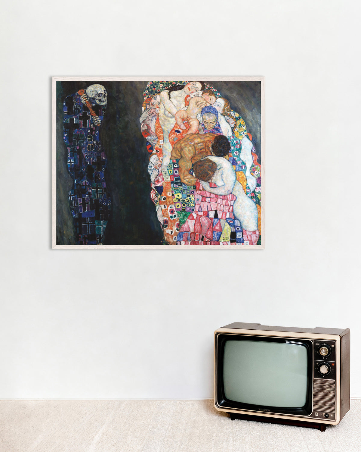 Poster van Dood en leven (1910–1915) van Gustav Klimt, met witte houten lijst
