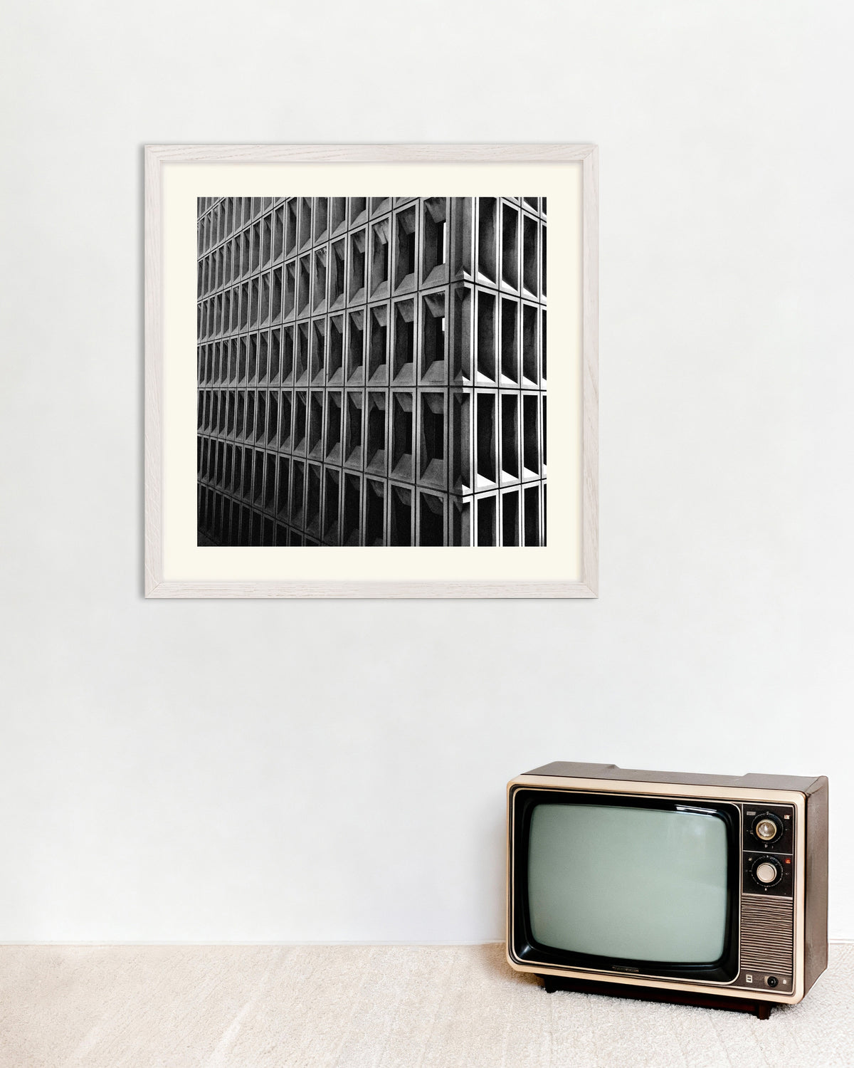 Poster ‘Hoek met diep raamraster’, met witte houten lijst