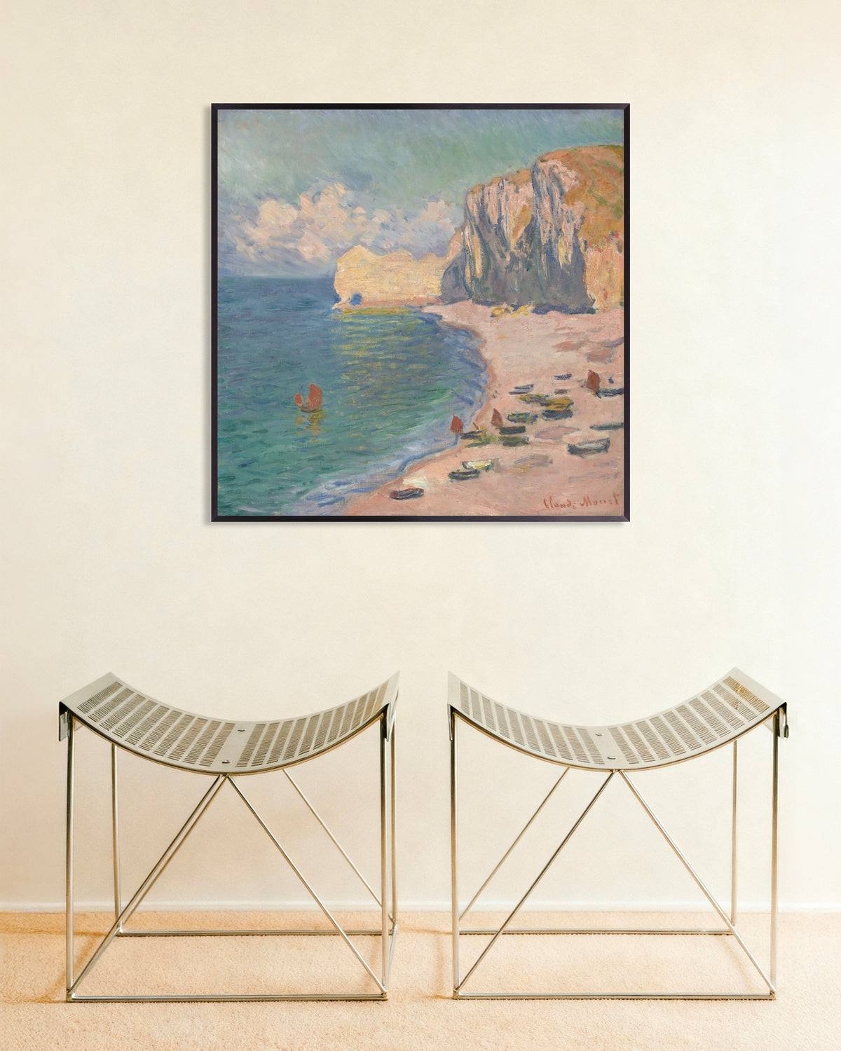 Poster Étretat, het strand en de Falaise d'Amont (1885) van Claude Monet met metalen lijst