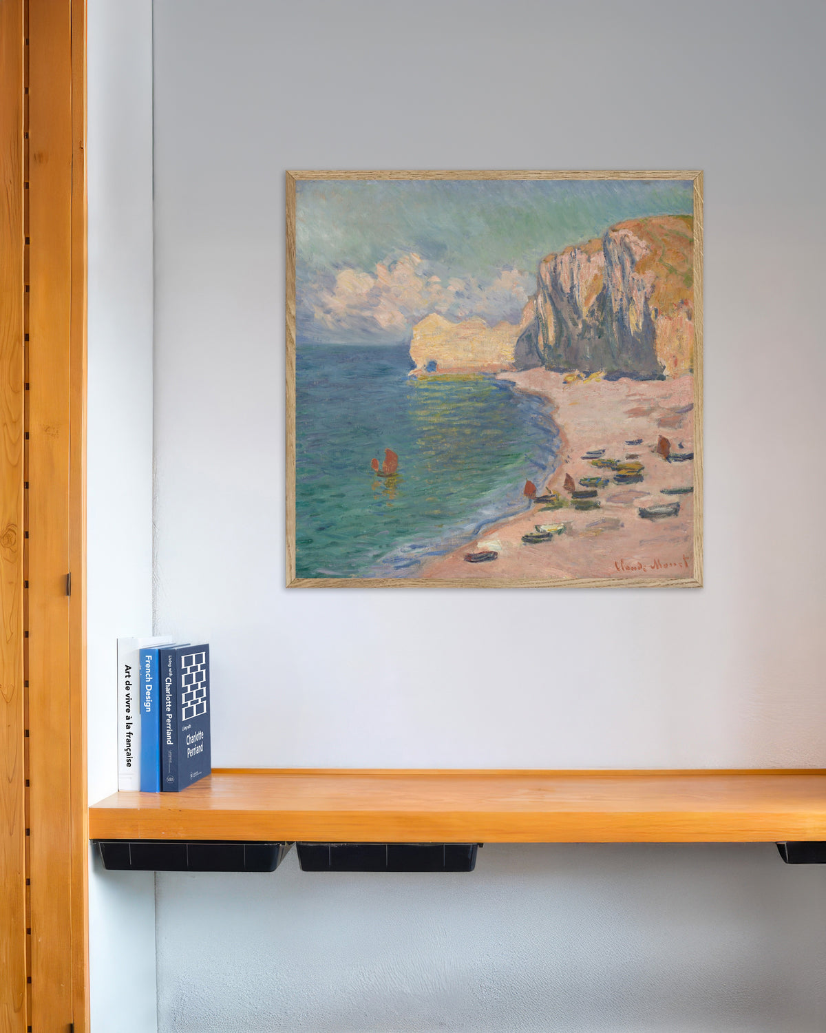 Poster Étretat, het strand en de Falaise d'Amont (1885) van Claude Monet met naturel houten lijst
