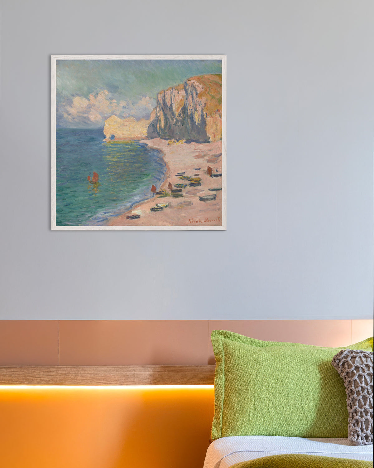 Poster Étretat, het strand en de Falaise d'Amont (1885) van Claude Monet met witte houten lijst