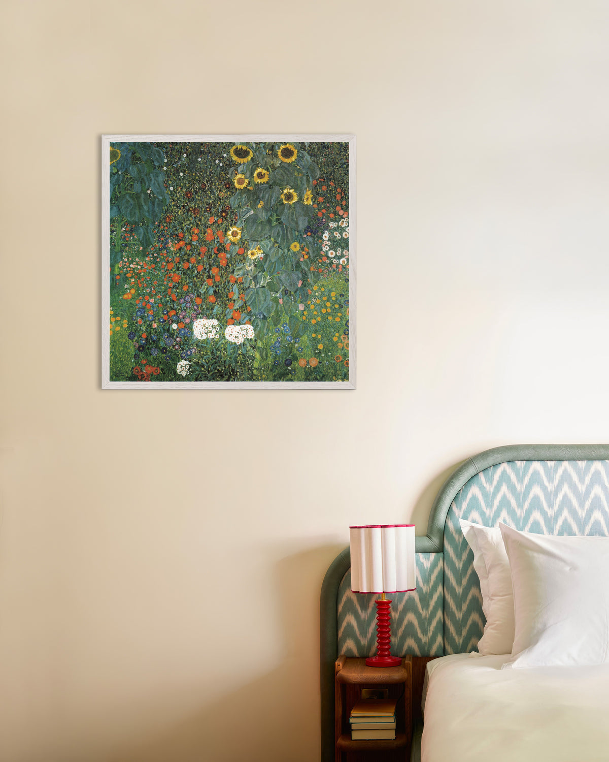 Poster Boerentuin met zonnebloemen (1907) van Gustav Klimt met witte houten lijst
