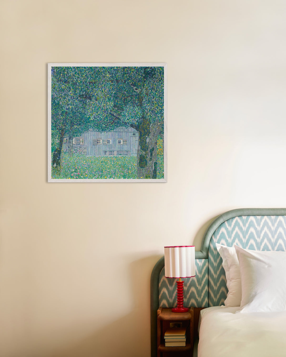 Poster Boerderij in Buchberg (1911) van Gustav Klimt met witte houten lijst