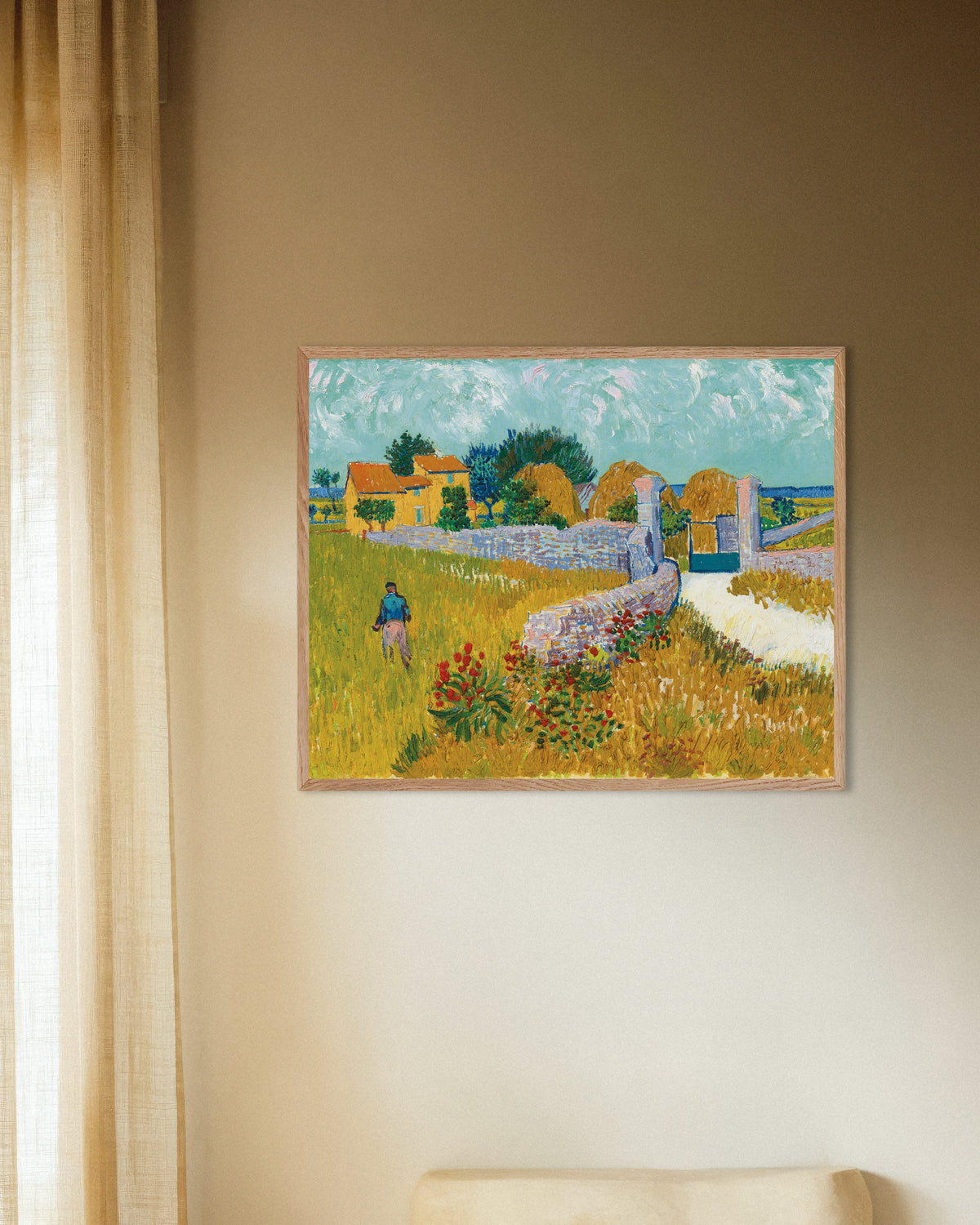 Poster van Boerderij in de Provence (1888) van Vincent van Gogh, met naturel houten lijst
