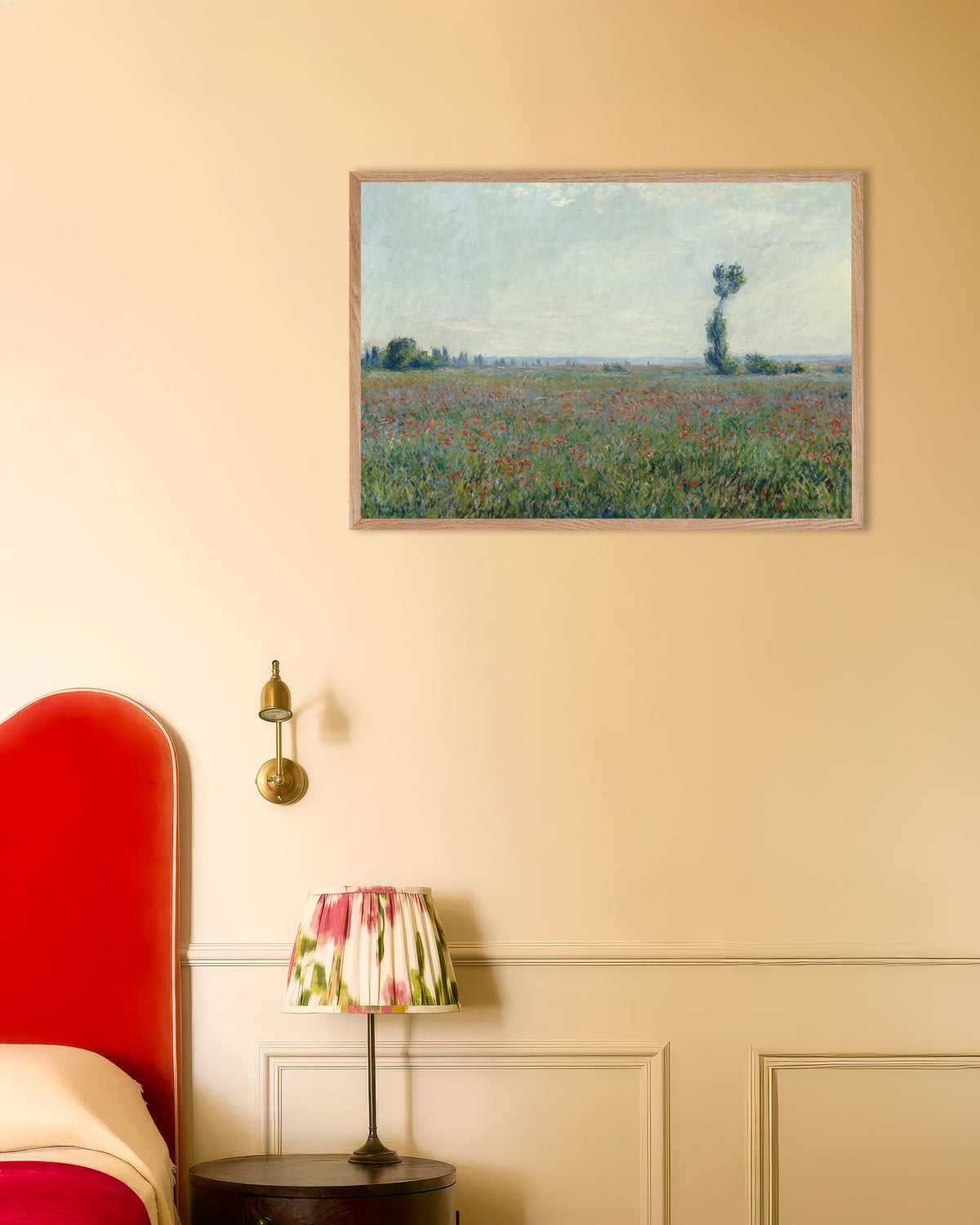 Poster Klaprozenveld van Claude Monet met naturel houten lijst