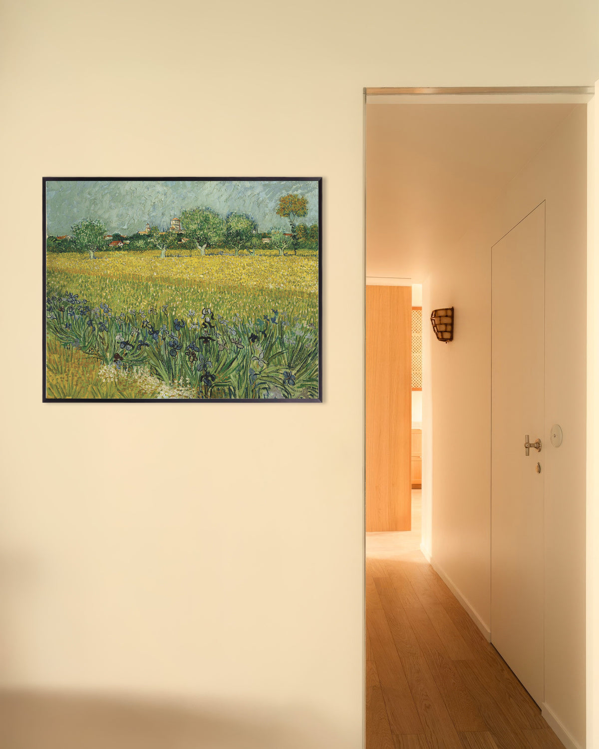 Poster van Veld met irissen bij Arles (1888) van Vincent van Gogh, met metalen lijst
