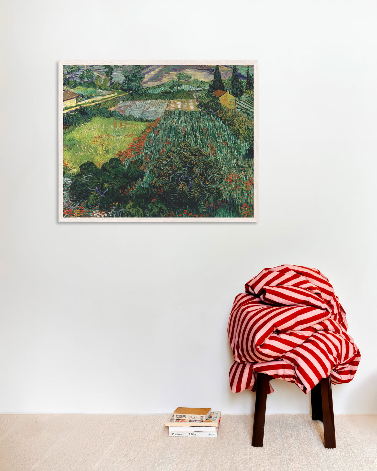 Poster van Veld met klaprozen (1889) van Vincent van Gogh, met witte houten lijst