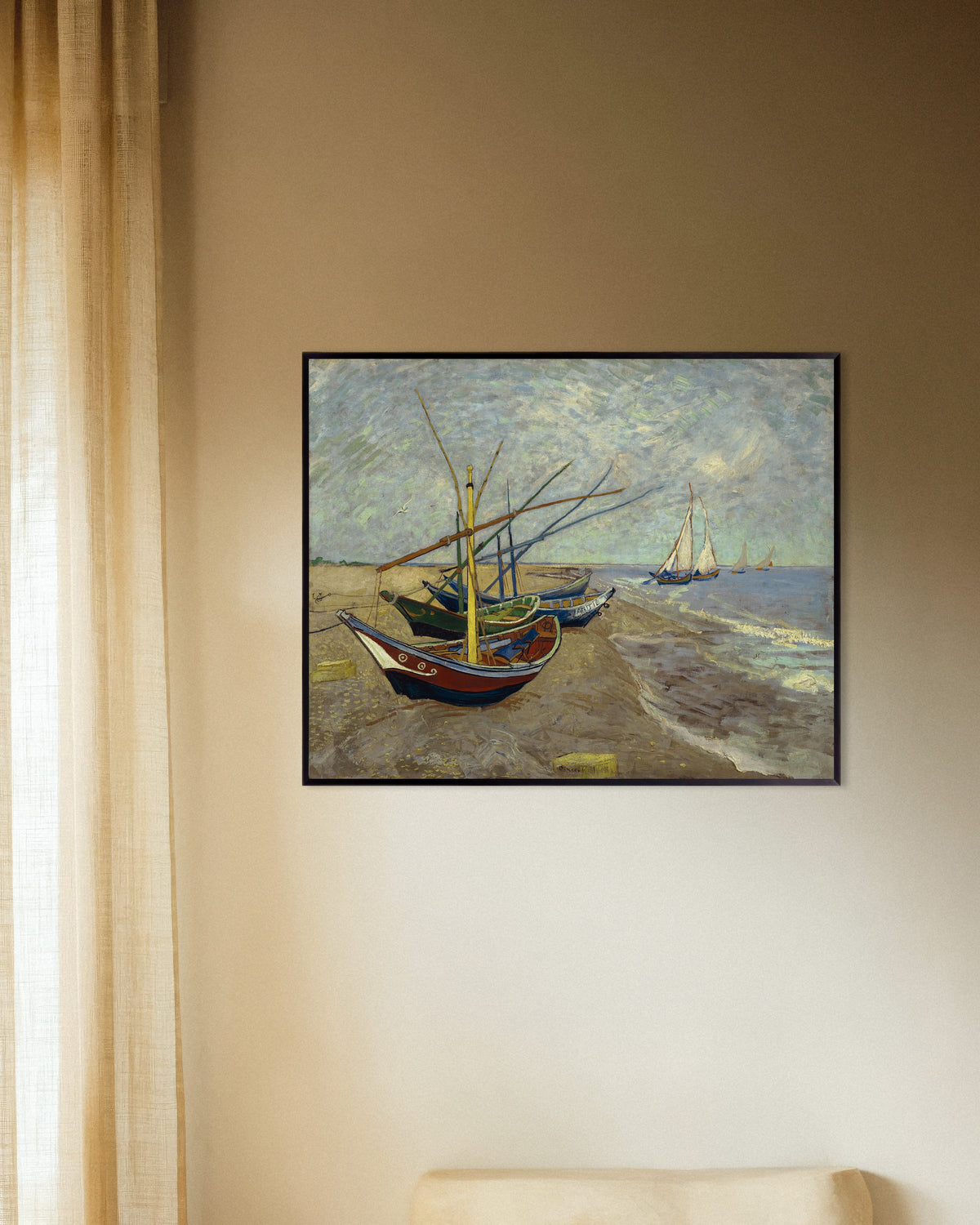 Poster van Vissersboten op het strand bij Les Saintes-Maries-de-la-Mer (1888) van Vincent van Gogh, met metalen lijst