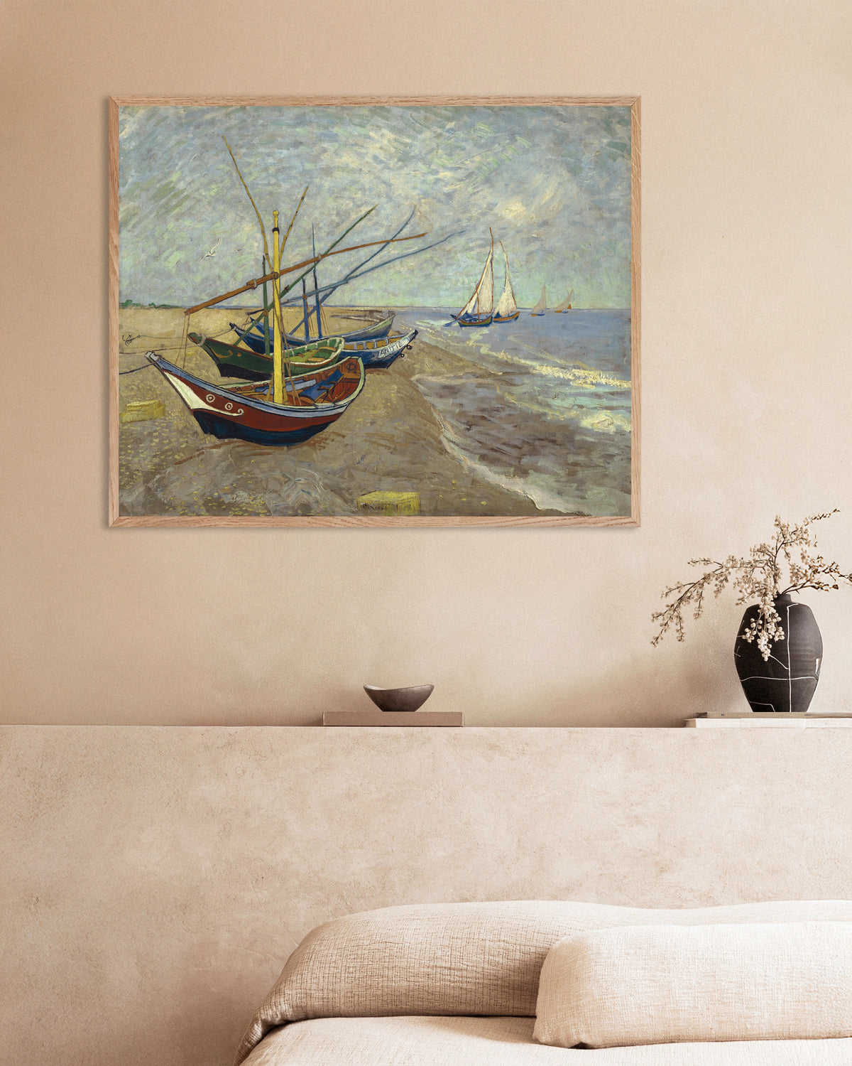 Poster van Vissersboten op het strand bij Les Saintes-Maries-de-la-Mer (1888) van Vincent van Gogh, met een lijst van naturel hout