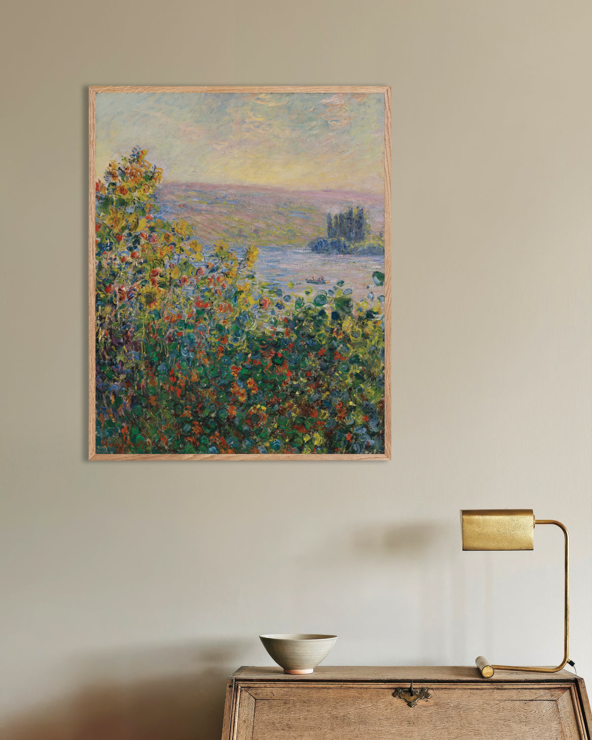 Poster Bloemperken in Vétheuil (1881) van Claude Monet met naturel houten lijst