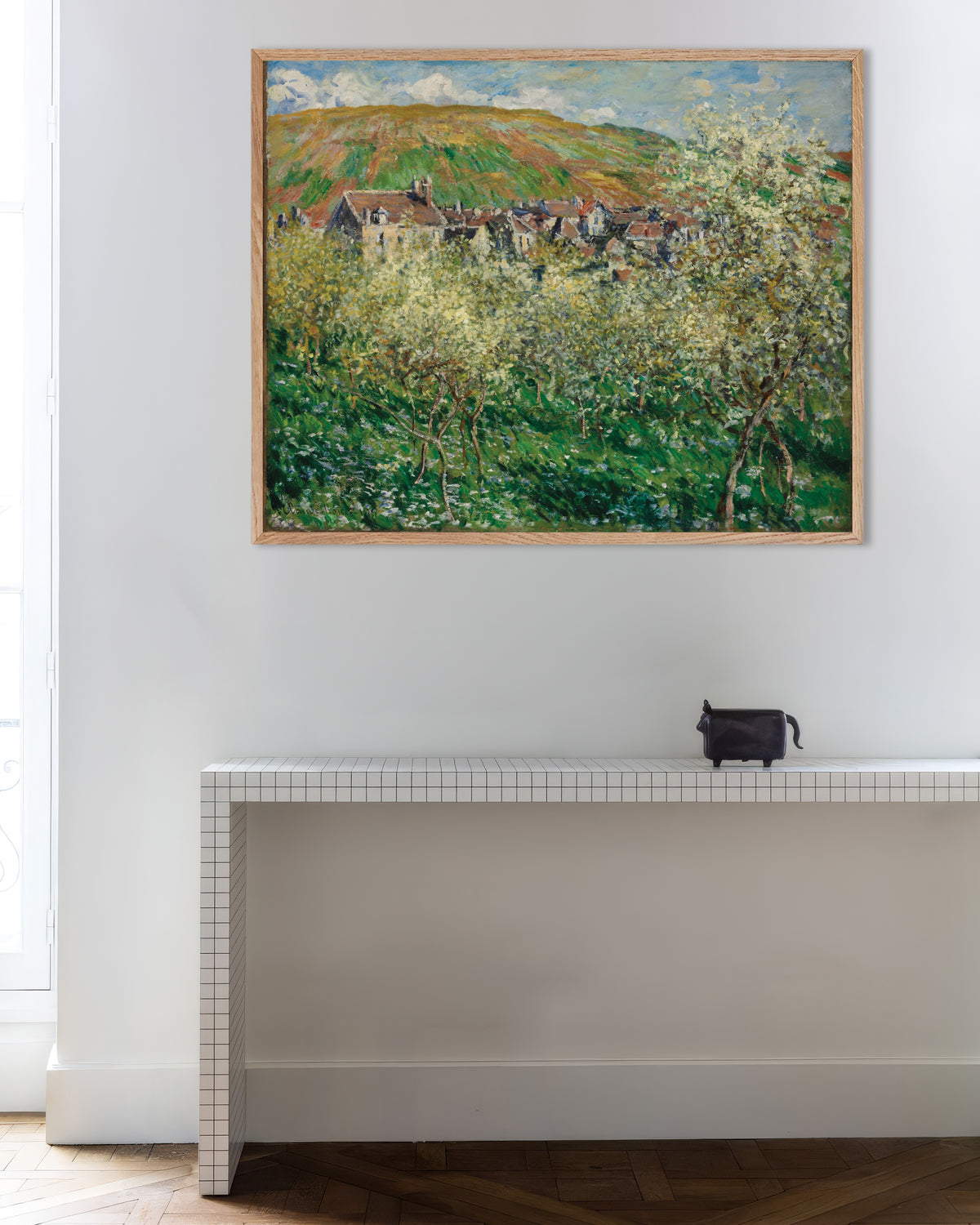 Poster Bloeiende pruimenbomen (1879) van Claude Monet met naturel houten lijst