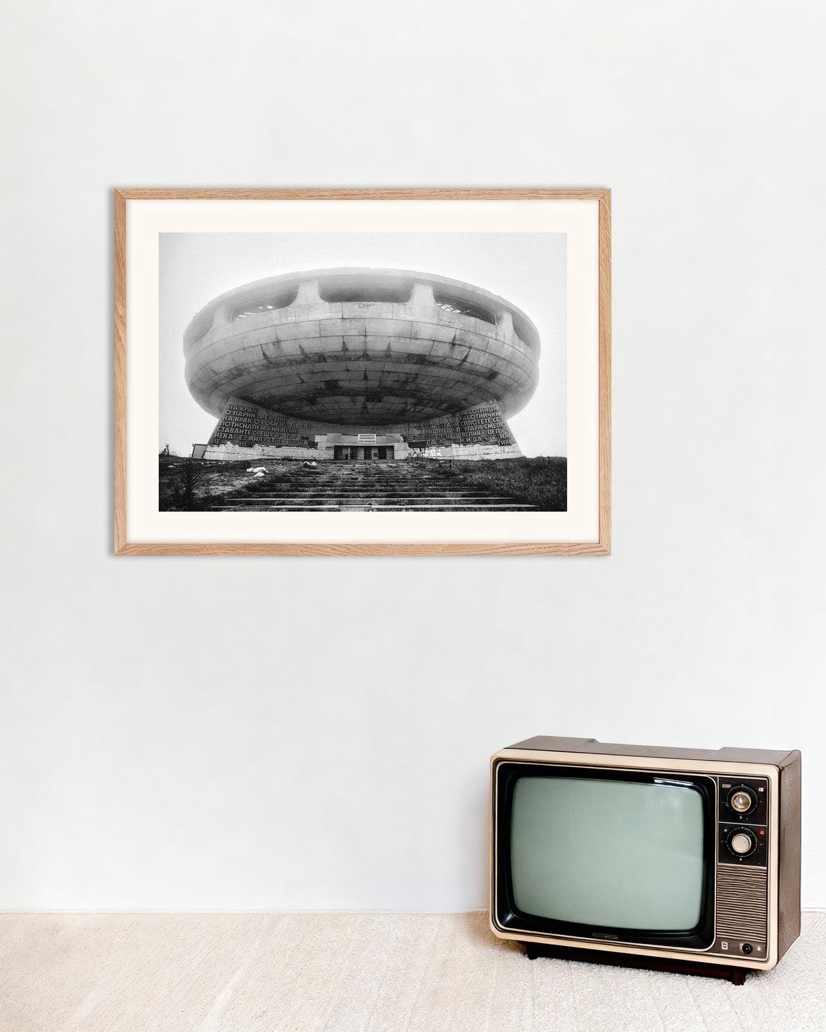 Poster ‘Monument als vliegende schotel in de mist’, met naturel houten lijst