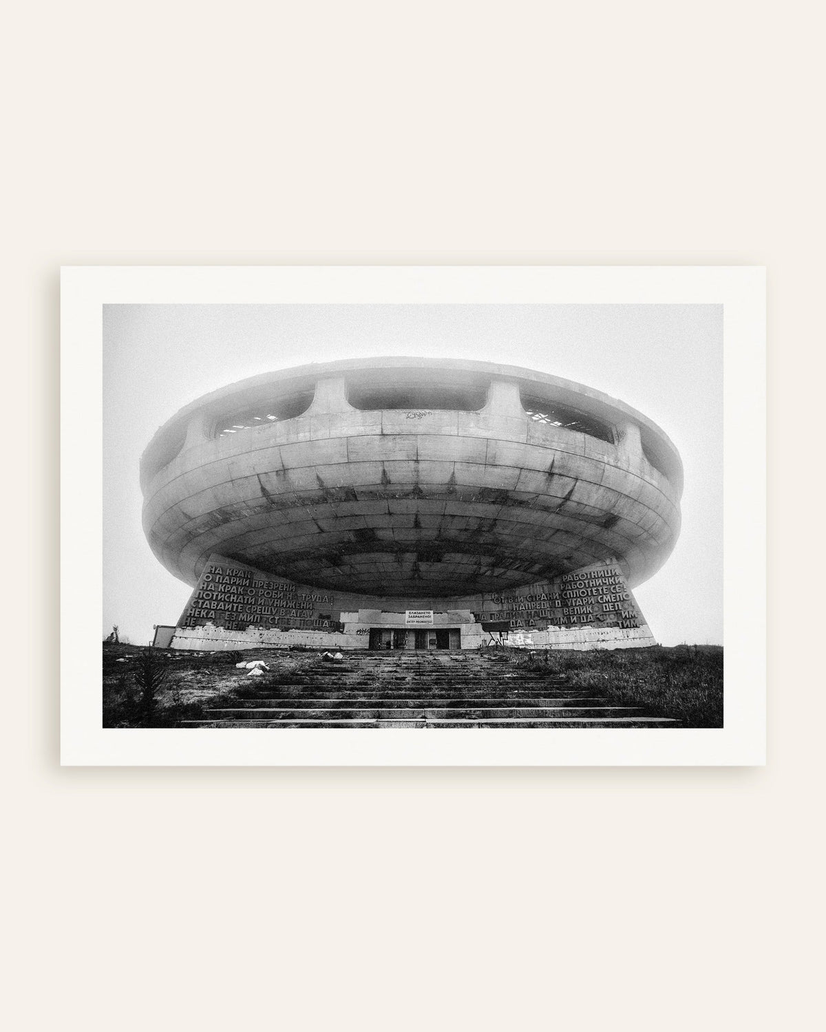 Poster ‘Monument als vliegende schotel in de mist’, miniatuur