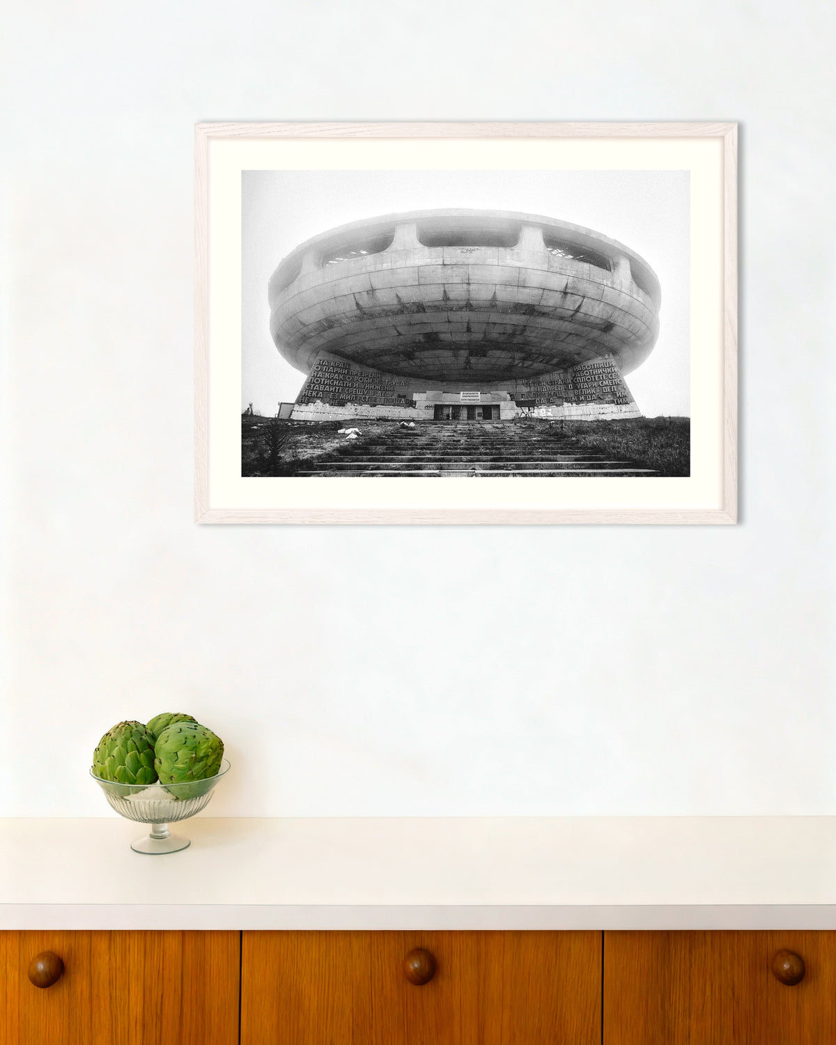 Poster ‘Monument als vliegende schotel in de mist’, met witte houten lijst