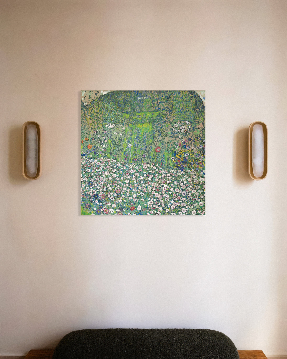 Poster van Tuinlandschap met heuveltop (1916) van Gustav Klimt