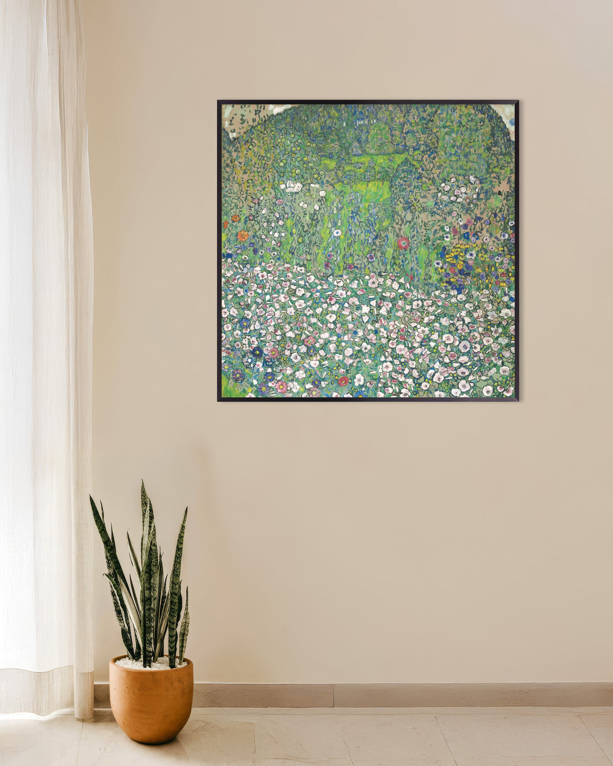 Poster van Tuinlandschap met heuveltop (1916) van Gustav Klimt, met metalen lijst
