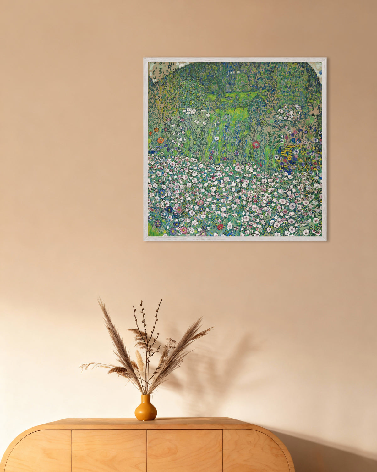 Poster van Tuinlandschap met heuveltop (1916) van Gustav Klimt, met witte houten lijst
