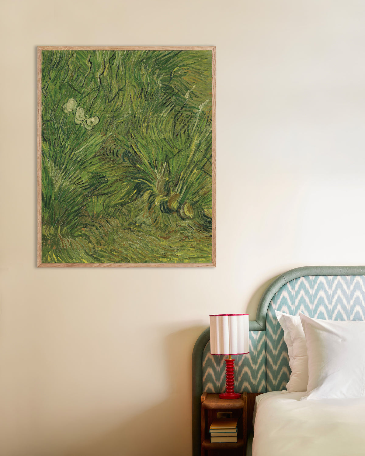 Poster van Tuin met vlinders (1889) van Vincent van Gogh, met naturel houten lijst