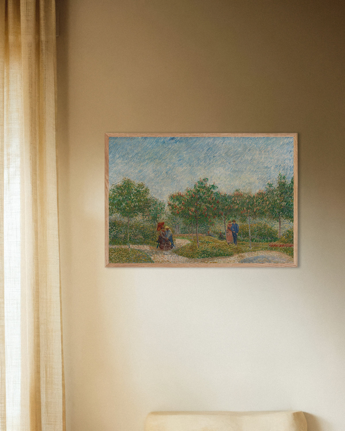 Poster van Tuin met flirterende stelletjes, Square Saint-Pierre (1887) van Vincent van Gogh, met lijst van naturel hout