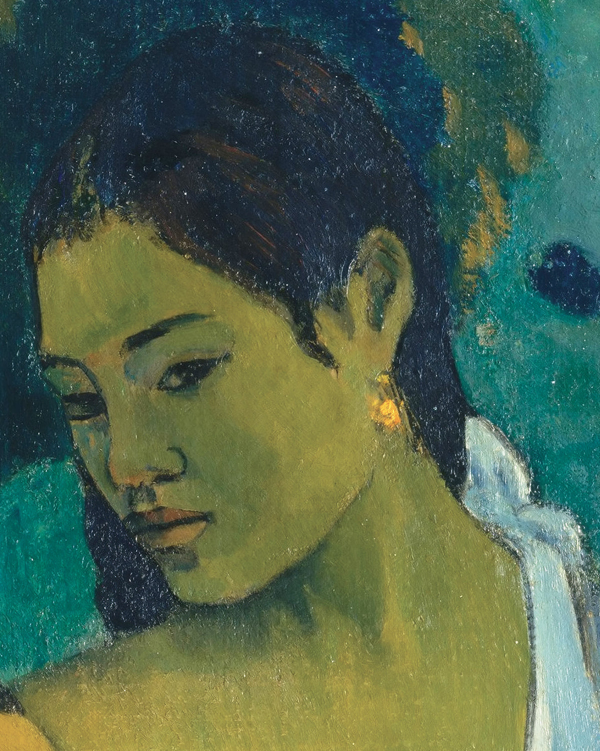 Close-up van een geschilderd portret van een vrouw door Paul Gauguin, met donker haar, een lichtgroene huid en een wit kledingstuk tegen een turquoise en blauwe achtergrond.