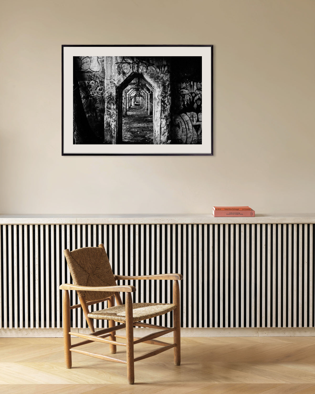 Poster ‘Vervallen arcade vol graffiti’, met metalen lijst