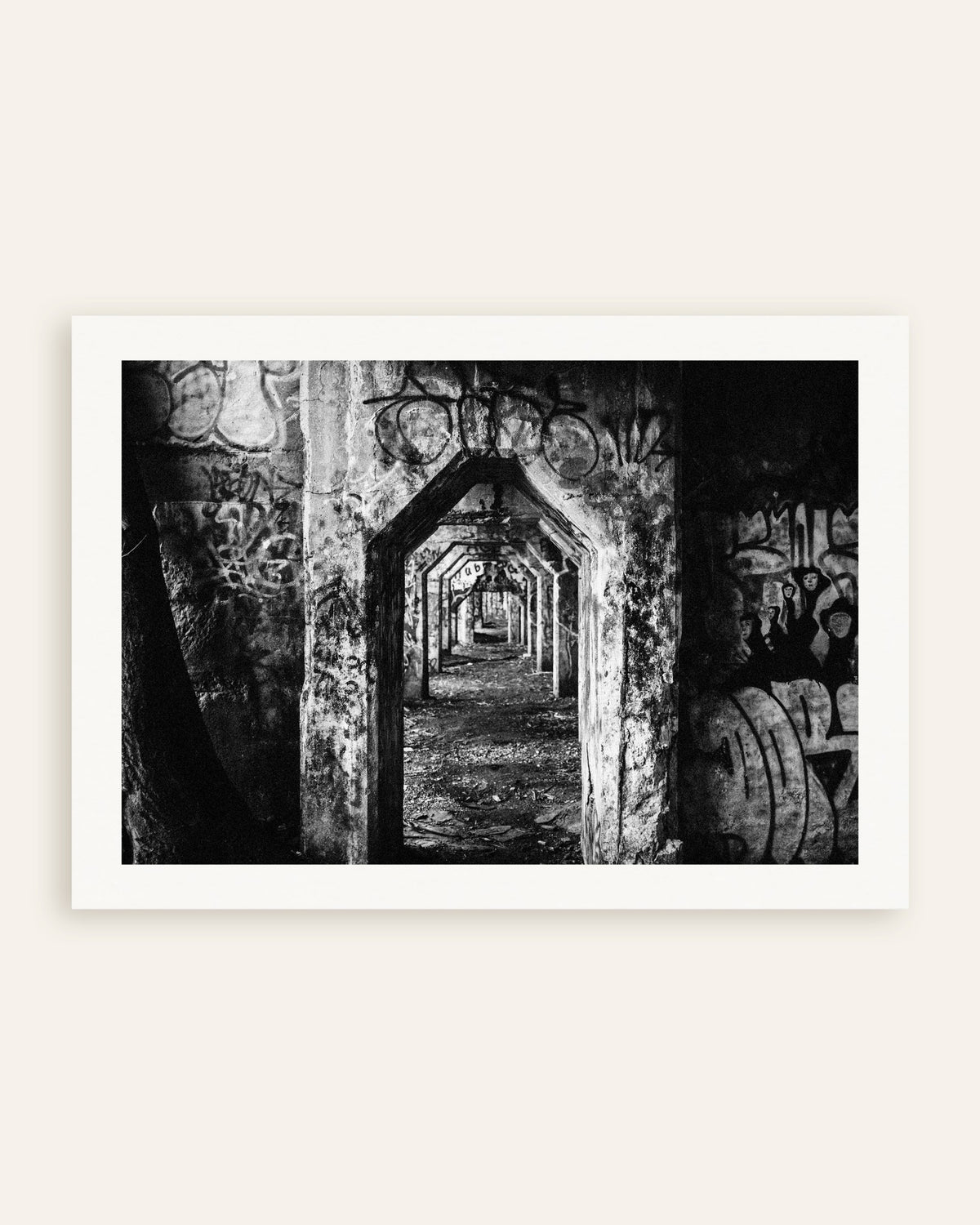 Poster ‘Vervallen arcade vol graffiti’, miniatuur