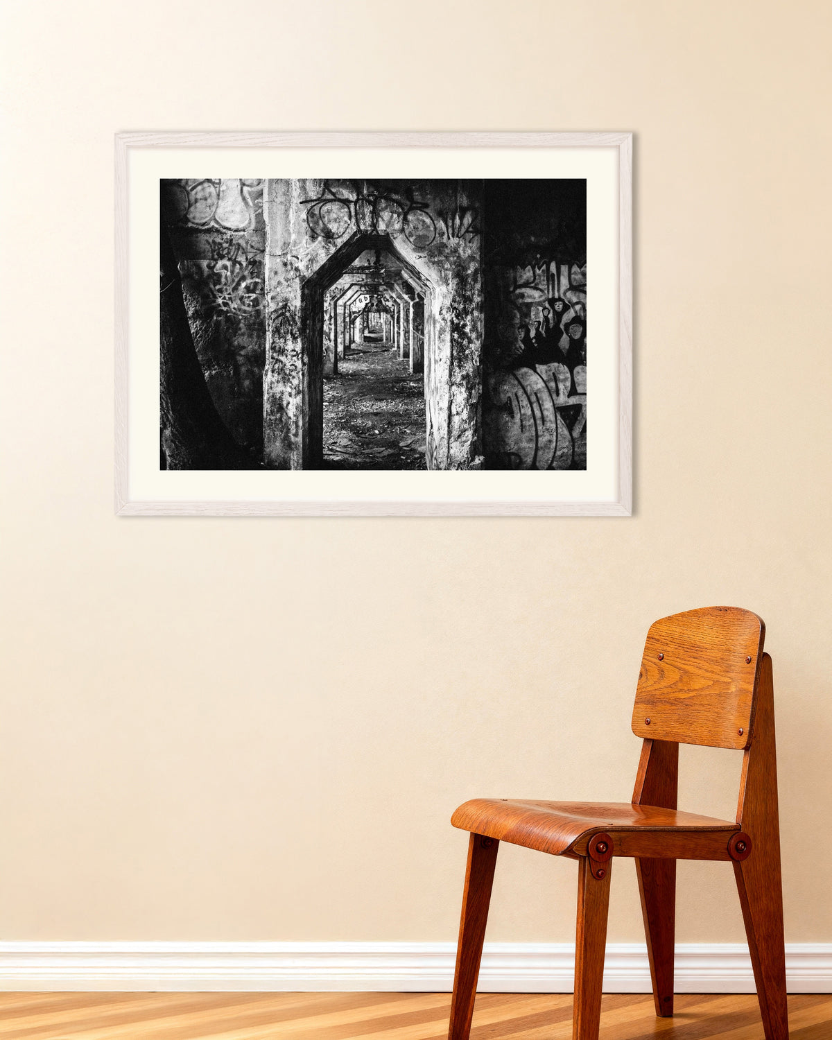 Poster ‘Vervallen arcade vol graffiti’, met witte houten lijst
