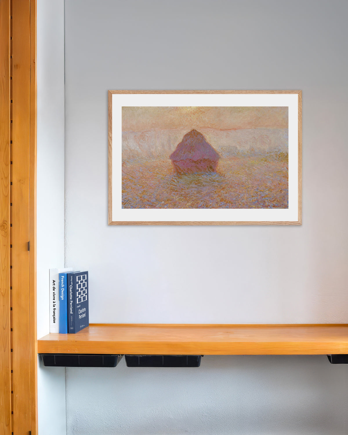 Poster Graanschelf, zon in de nevel (1891) van Claude Monet met naturel houten lijst