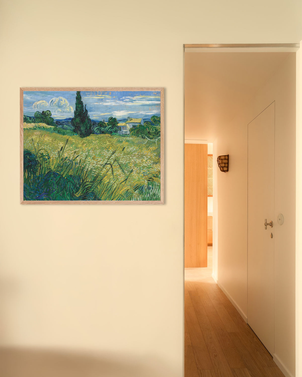 Poster van Groen korenveld met cipres (1889) van Vincent van Gogh, met naturel houten lijst