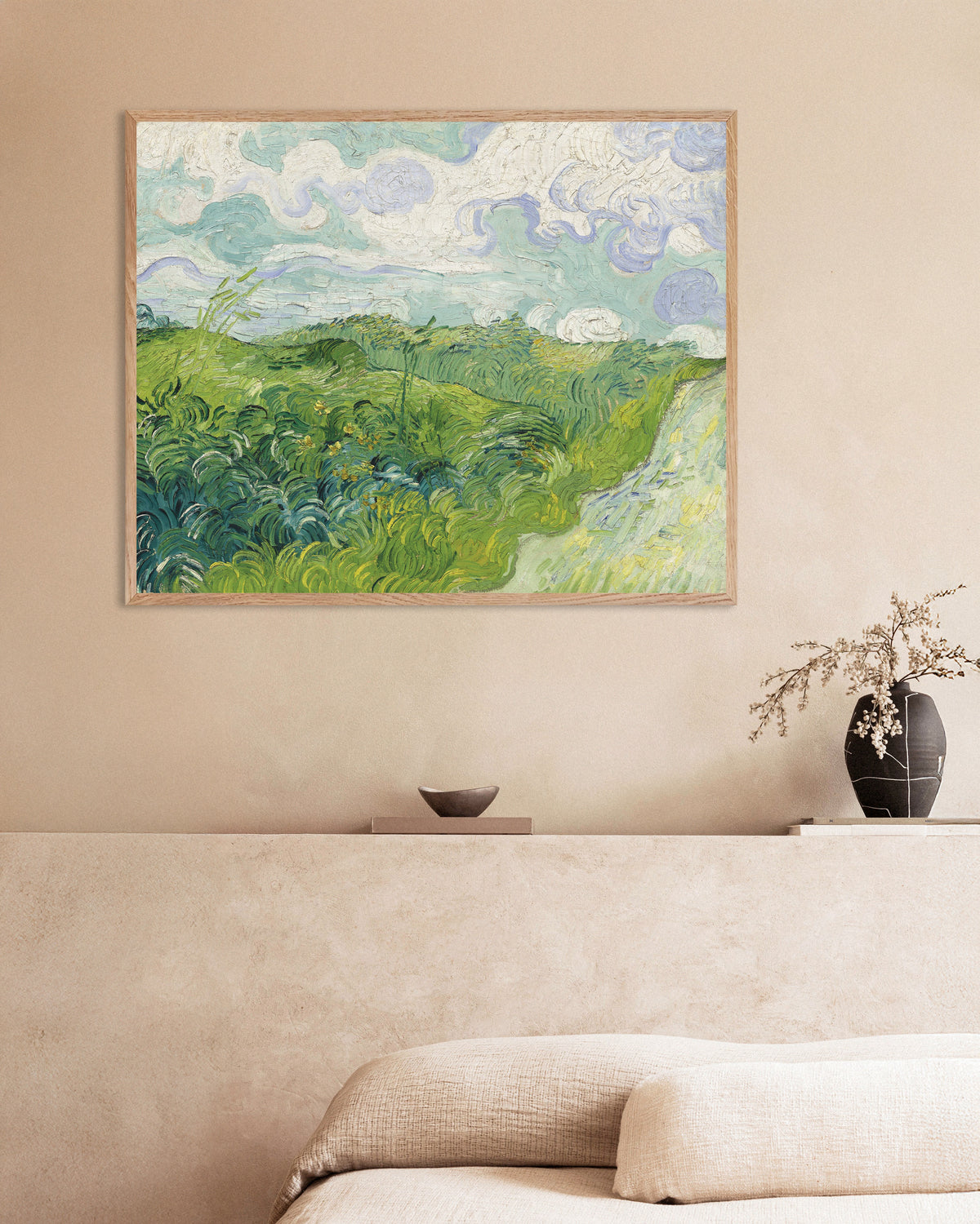 Poster van Groene korenvelden, Auvers (1890) van Vincent van Gogh, met een lijst van naturel hout