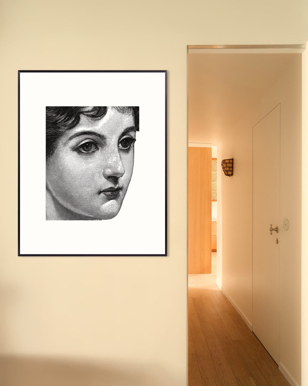 Poster van Halftoonportret van een vrouw in zwart-wit, met metalen lijst