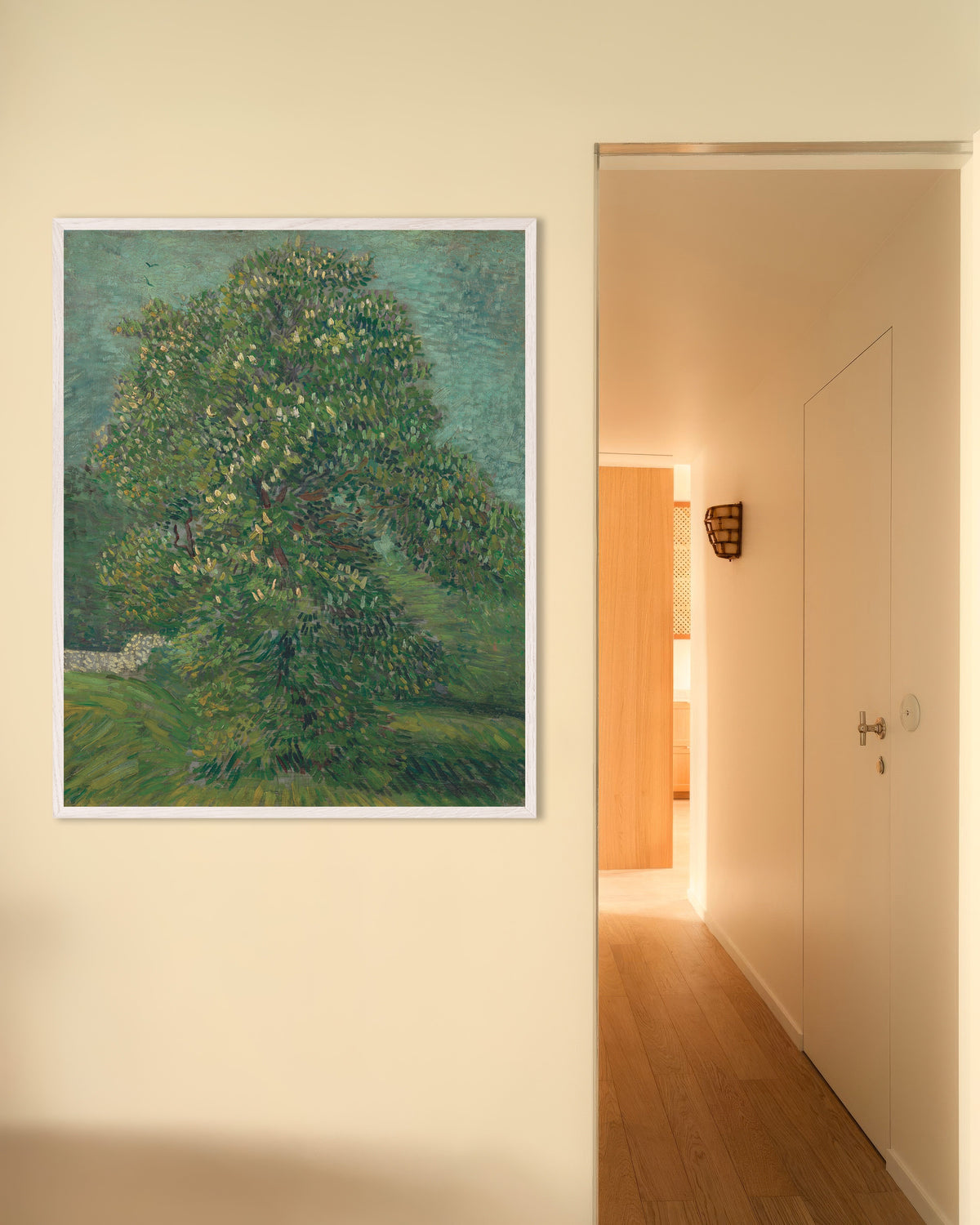 Poster van Paardenkastanje in bloei (1887) van Vincent van Gogh, met witte houten lijst