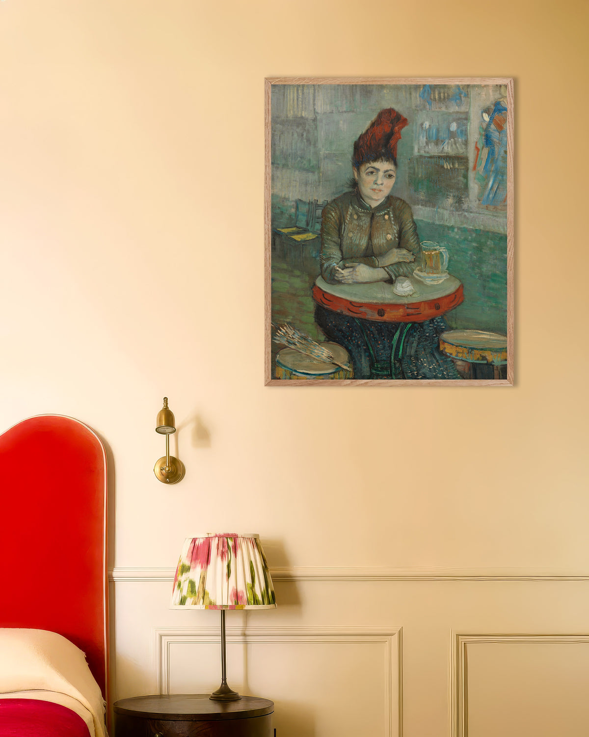 Poster van In het café, Agostina Segatori in Le Tambourin (1887) van Vincent van Gogh, met naturel houten lijst