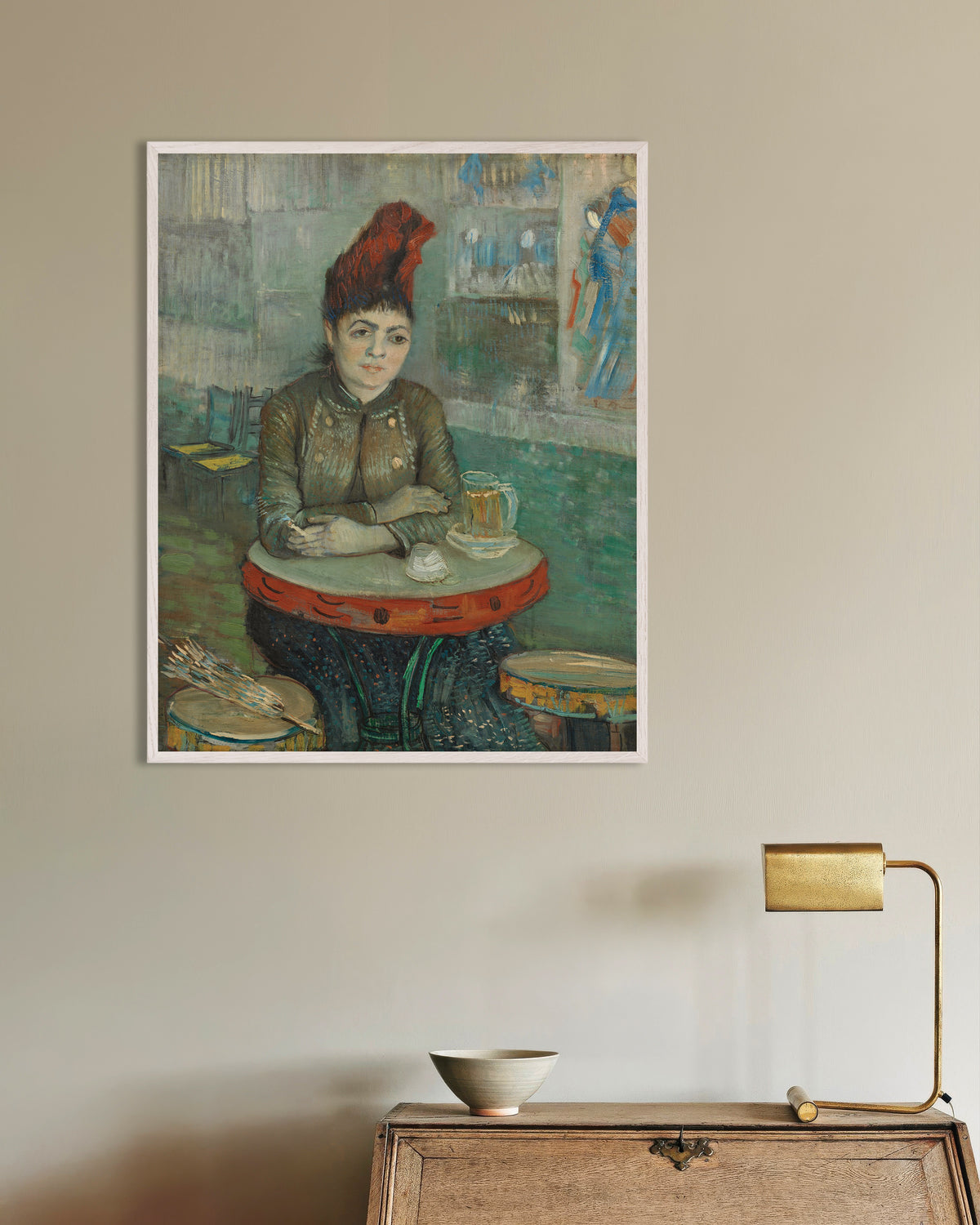 Poster van In het café, Agostina Segatori in Le Tambourin (1887) van Vincent van Gogh, met witte houten lijst