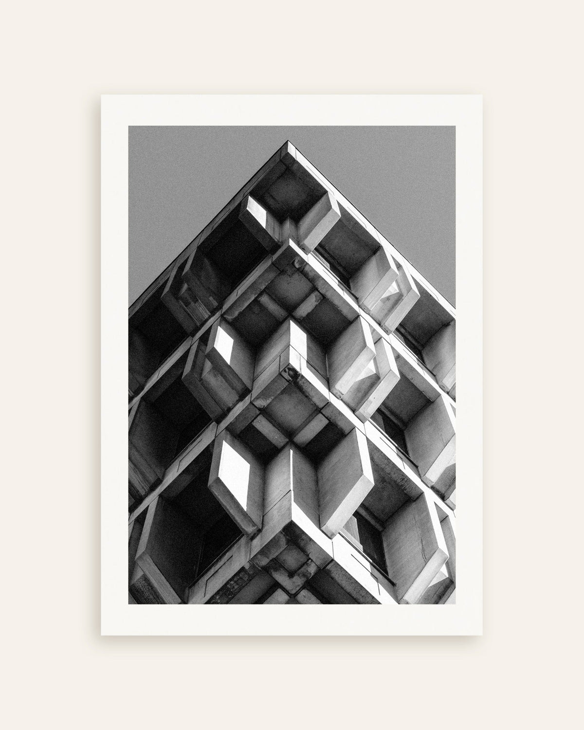 Poster ‘Omgekeerde piramide van betonnen blokken’, miniatuur