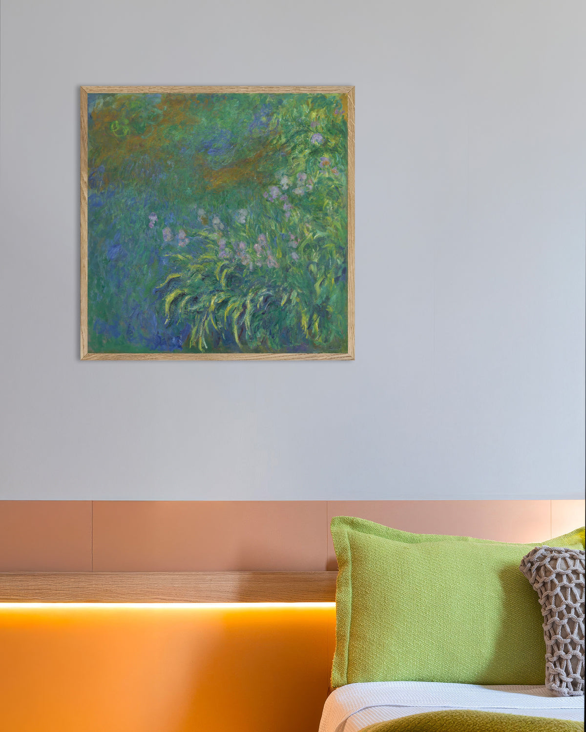 Poster Irissen (1914–1917) van Claude Monet met naturel houten lijst