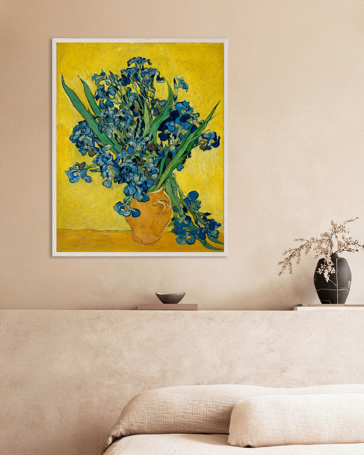 Poster van Irissen in een vaas (1890) van Vincent van Gogh, met witte houten lijst