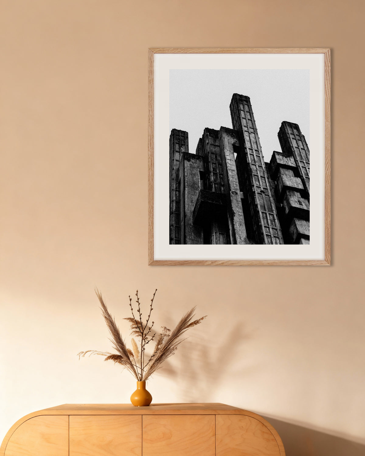 Poster ‘Getande betonnen torens’, met naturel houten lijst
