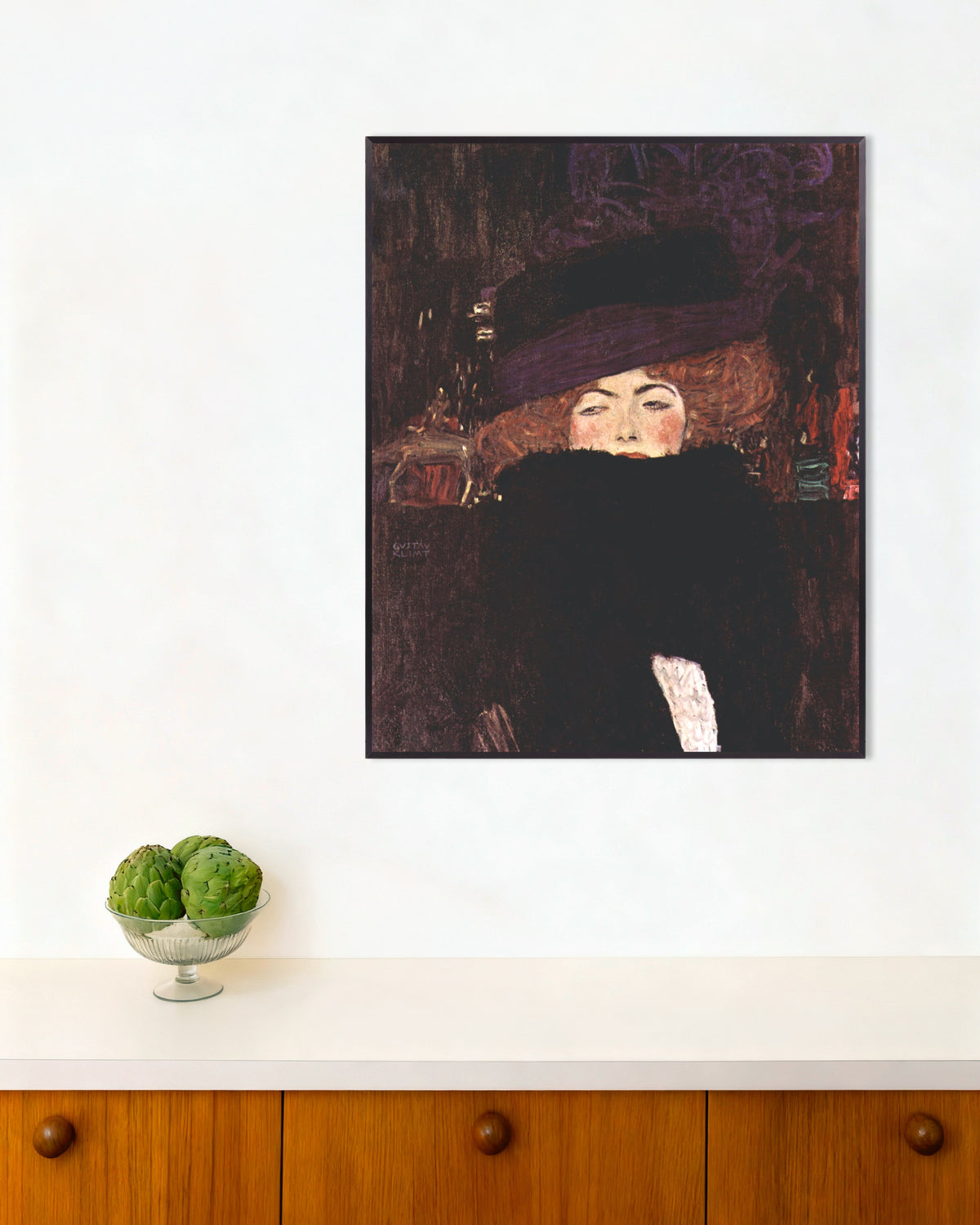 Poster van Dame met hoed en verenboa (1909) van Gustav Klimt, met metalen lijst