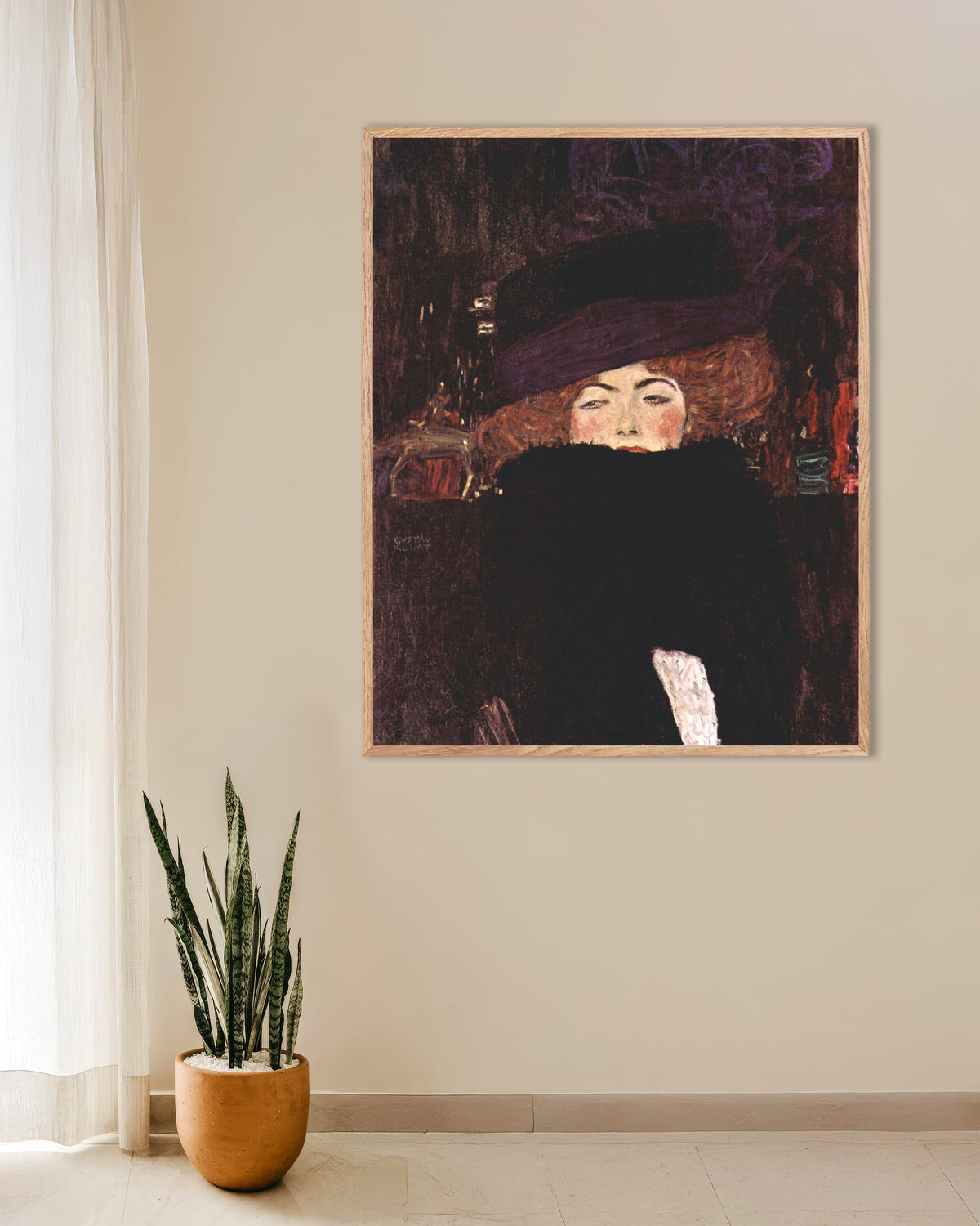 Poster van Dame met hoed en verenboa (1909) van Gustav Klimt, met een lijst van naturel hout