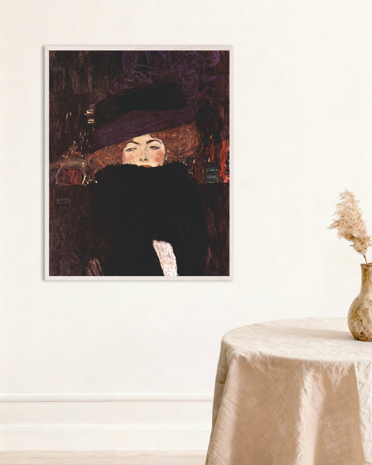 Poster van Dame met hoed en verenboa (1909) van Gustav Klimt, met witte houten lijst