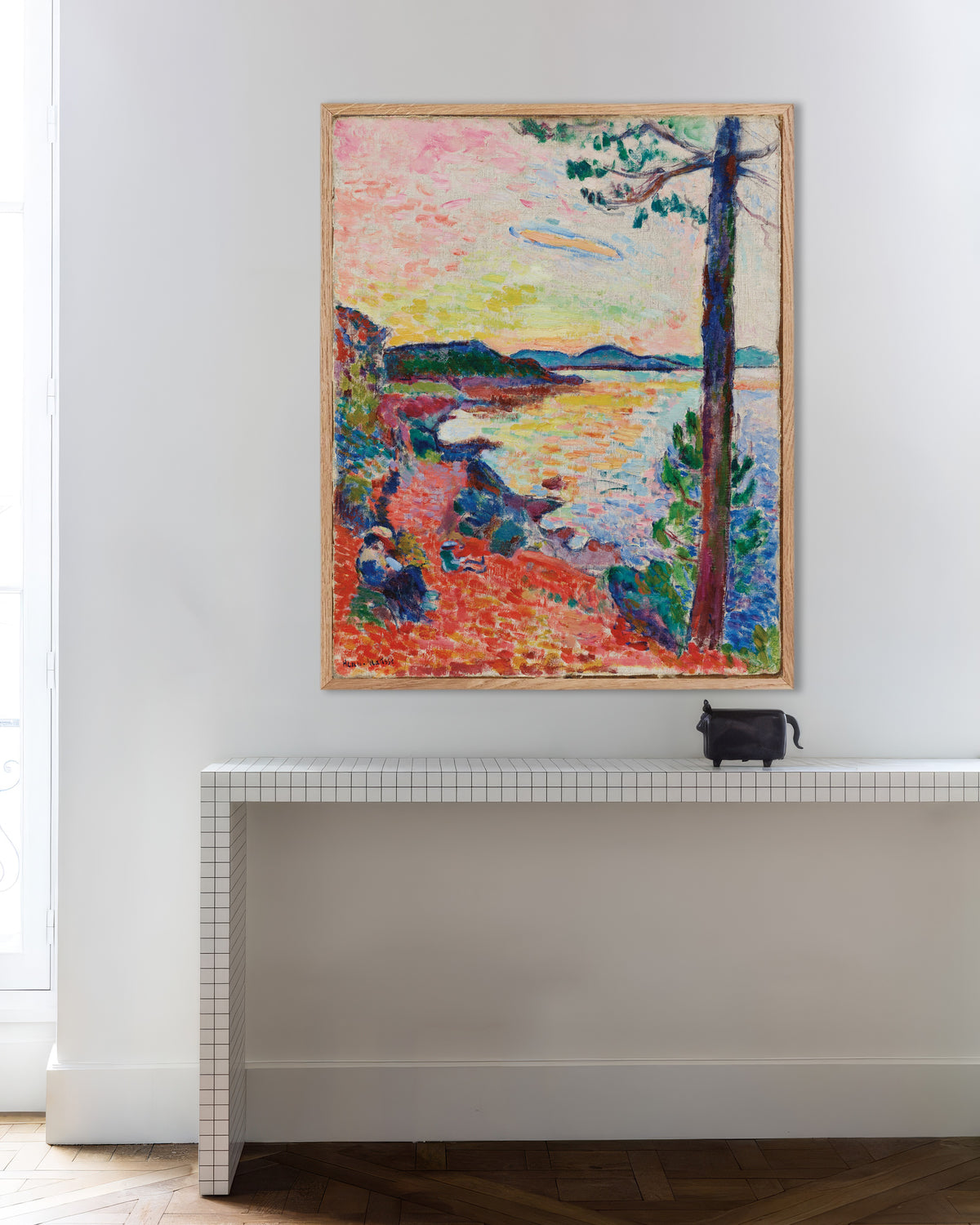 Poster van Le Goûter, De baai van Saint-Tropez (1904) van Henri Matisse, met naturel houten lijst