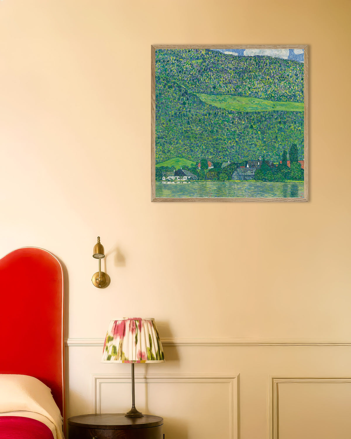 Poster van Litzlberg aan de Attersee (1914–1915) van Gustav Klimt, met naturel houten lijst