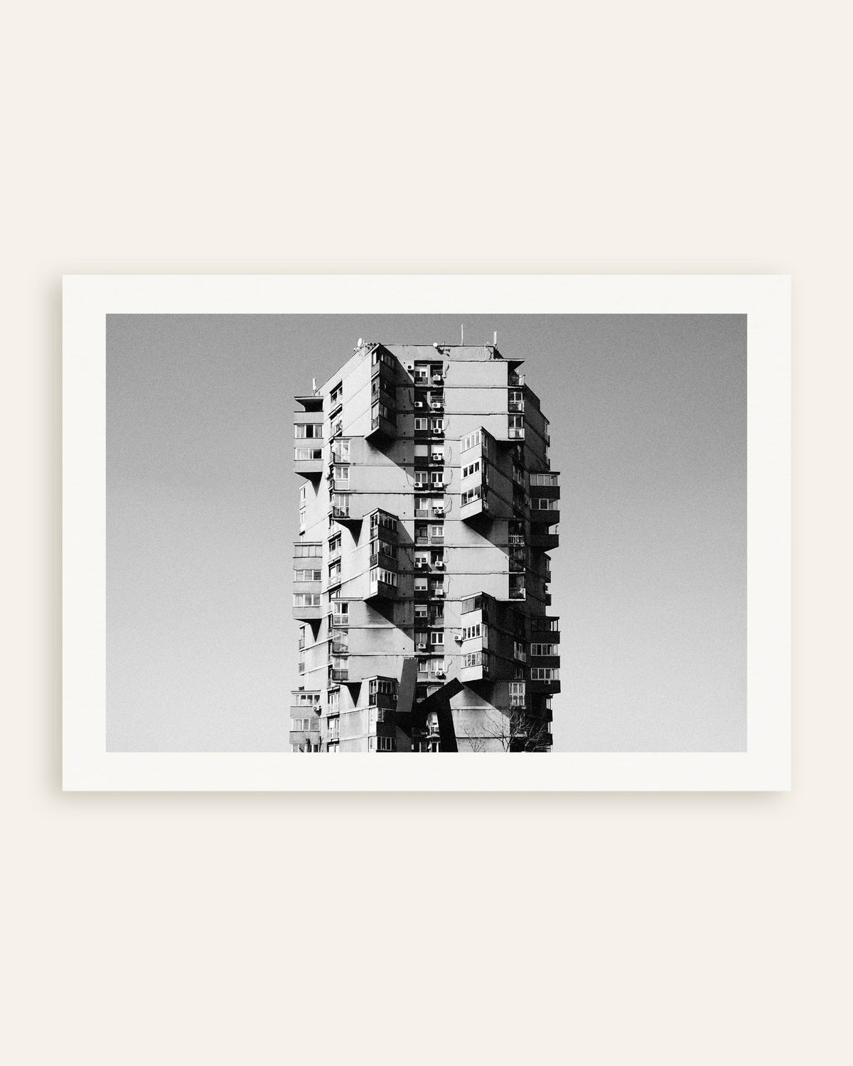 Poster ‘Eenzame toren met uitstekende balkons’, miniatuur