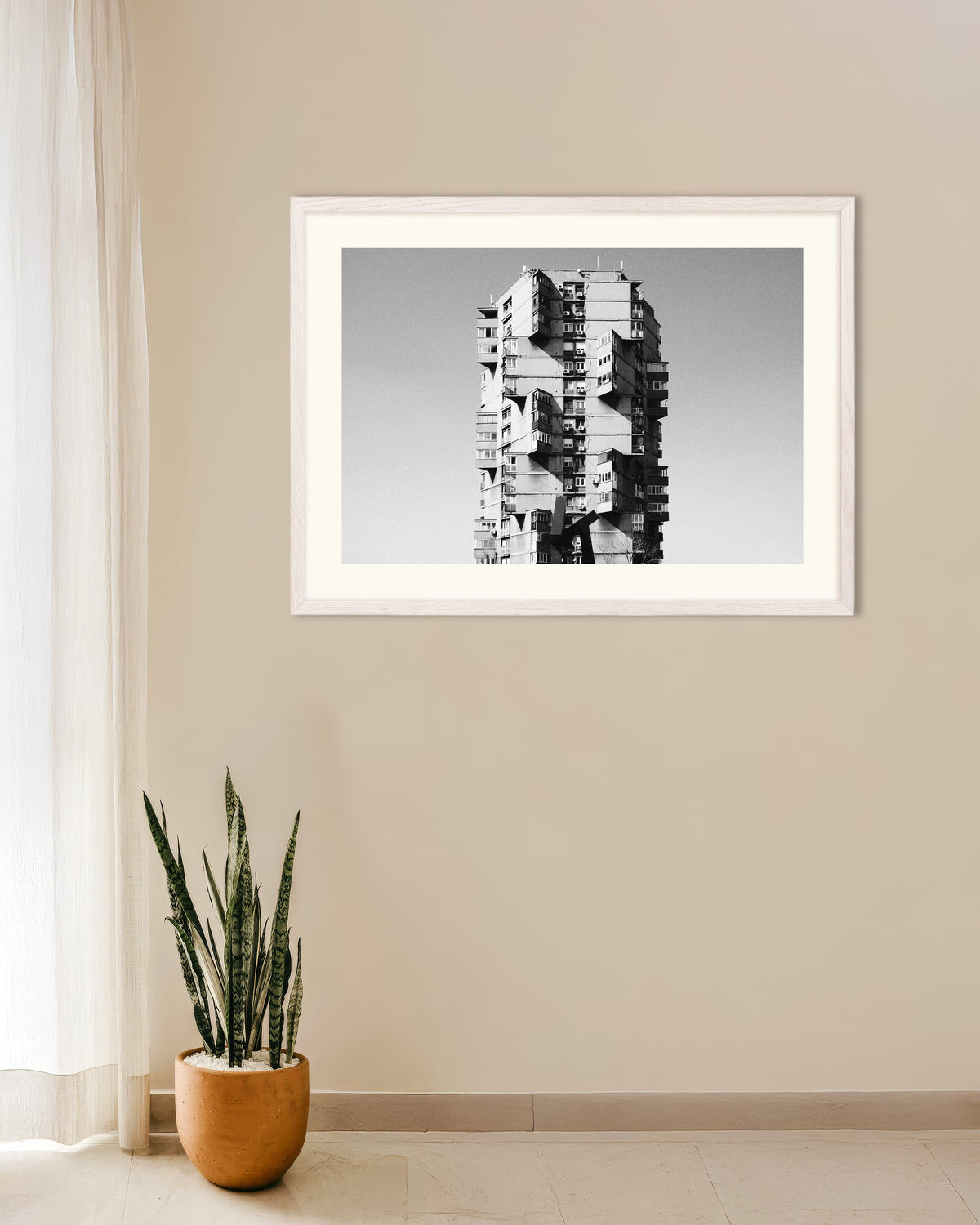 Poster ‘Eenzame toren met uitstekende balkons’, met witte houten lijst